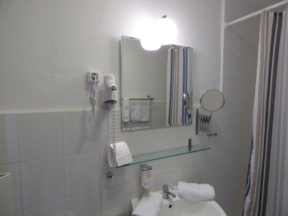 Hotel Art Inn Dinslaken Bagian luar foto