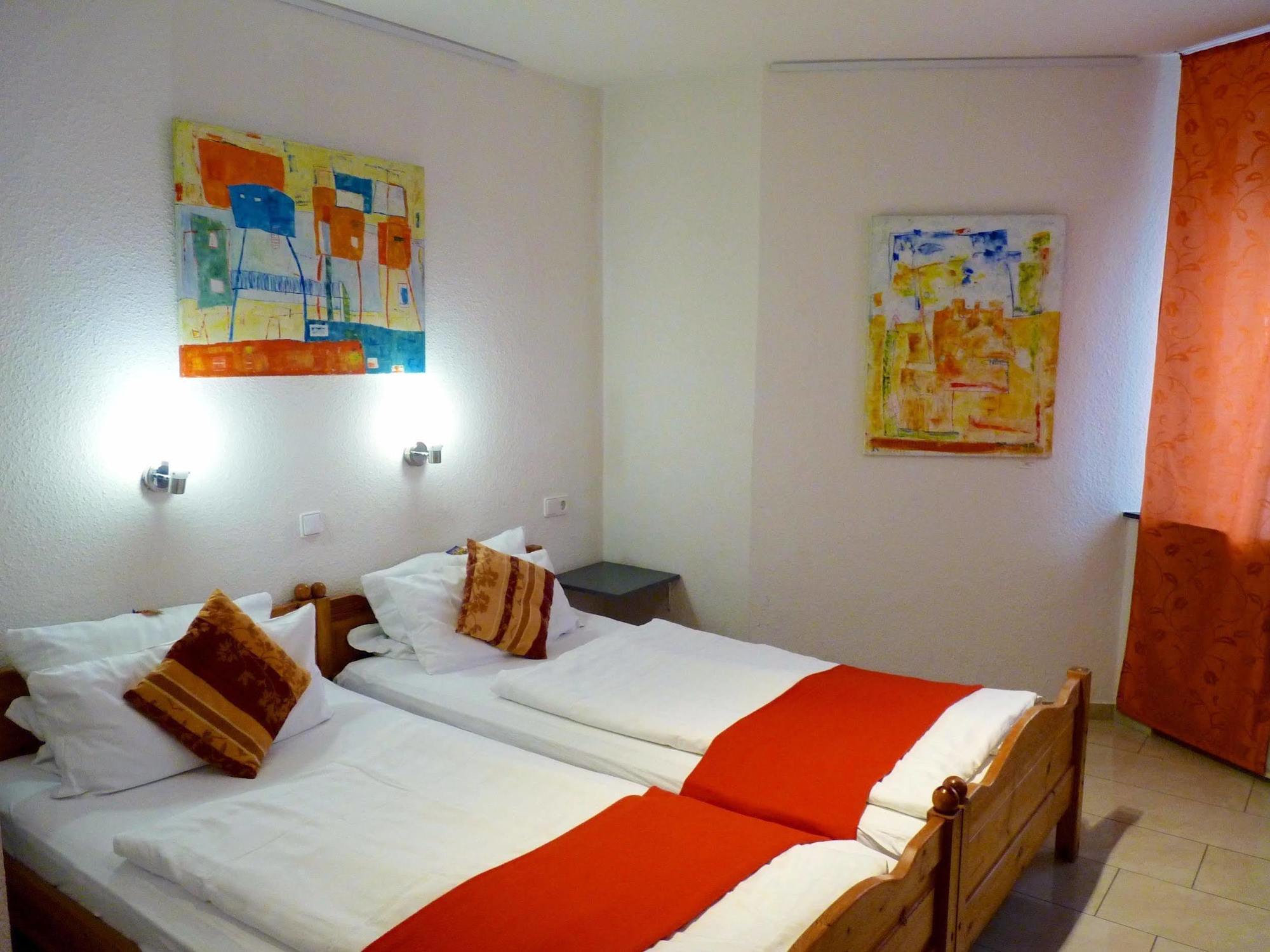Hotel Art Inn Dinslaken Bagian luar foto