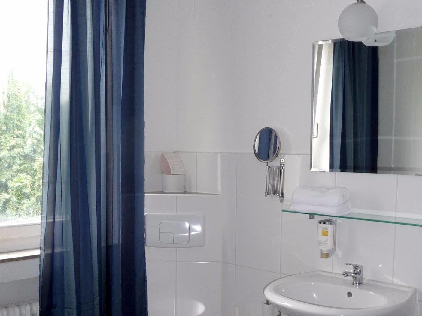 Hotel Art Inn Dinslaken Bagian luar foto